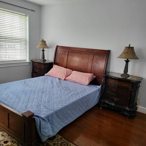 3 bedrooms, in-room safe, desk, iron/ironing board - Entire home in Great Delray Alexandria, 2 Bed, Den,  Big Backyard, Near Old Town (Alexandria)
