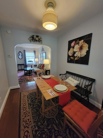 Interior. Entire home in Great Delray Alexandria, 2 Bed, Den, Big Backyard, Near Old Town