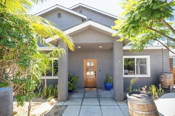 Exterior - Spacious Central & Chic 5BR w/ Luxe Outdoor Living (San Diego)