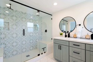 Shower, hair dryer, towels, soap - Luxe Boho Retreat by Balboa | Family Sized | Patio (San Diego)