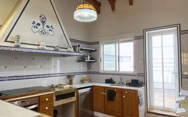 Private kitchen - Entire Country House with Pool, Scenic Views & Orange Grove (Alzira)