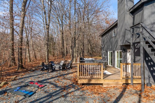 Family Fun! ~ Lake & Pool Access ~ HotTub ~ Movie Room