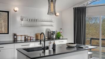 Microondas, horno, parrilla de estufa y lavavajillas