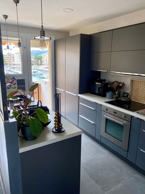 Micro-ondes, four, plaque de cuisson, lave-vaisselle