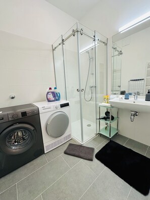 Shower, hair dryer, towels, soap - Stylish Garden Apartment in Vienna – Peaceful Retreat near Schönbrunn Palace (Wien)