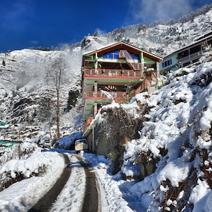 Situated in a mountainous area, this building offers stunning views and easy access to the surrounding landscape.