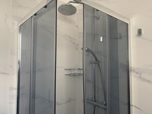 تجهيزات دش، مجففات شعر، مراحيض شطف، صابون