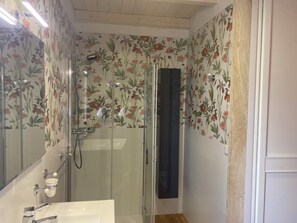 Shower, hair dryer, bidet, soap - VACATION APULIA PROPERTIES-SECRET GARDEN (Lecce)