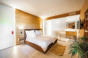 标准双人房, 露台, 泳池景观 | 客房内保险箱、遮光窗帘、隔音、免费 WiFi