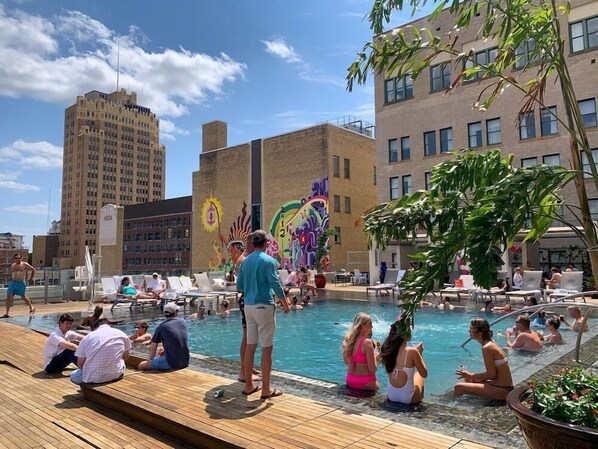 Indoor pool, outdoor pool - The St. Anthony A Luxury Collection Hotel San Antonio (San Antonio)
