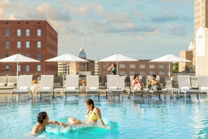 Una piscina cubierta, una piscina al aire libre