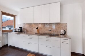 Kühlschrank, Ofen, Herdplatte, Geschirrspüler