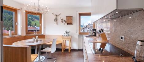 冷蔵庫、オーブン、コンロ、食器洗い機