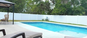 POOL ~ NEAR TO SPRINGS ~ WEC ~ TRAILS ~ SHOPPINGS ~OCALA DOWNTOWN
8beds 4bedroom