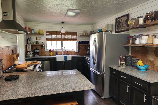 Een microgolfoven, een oven, een kookplaat, een vaatwasser