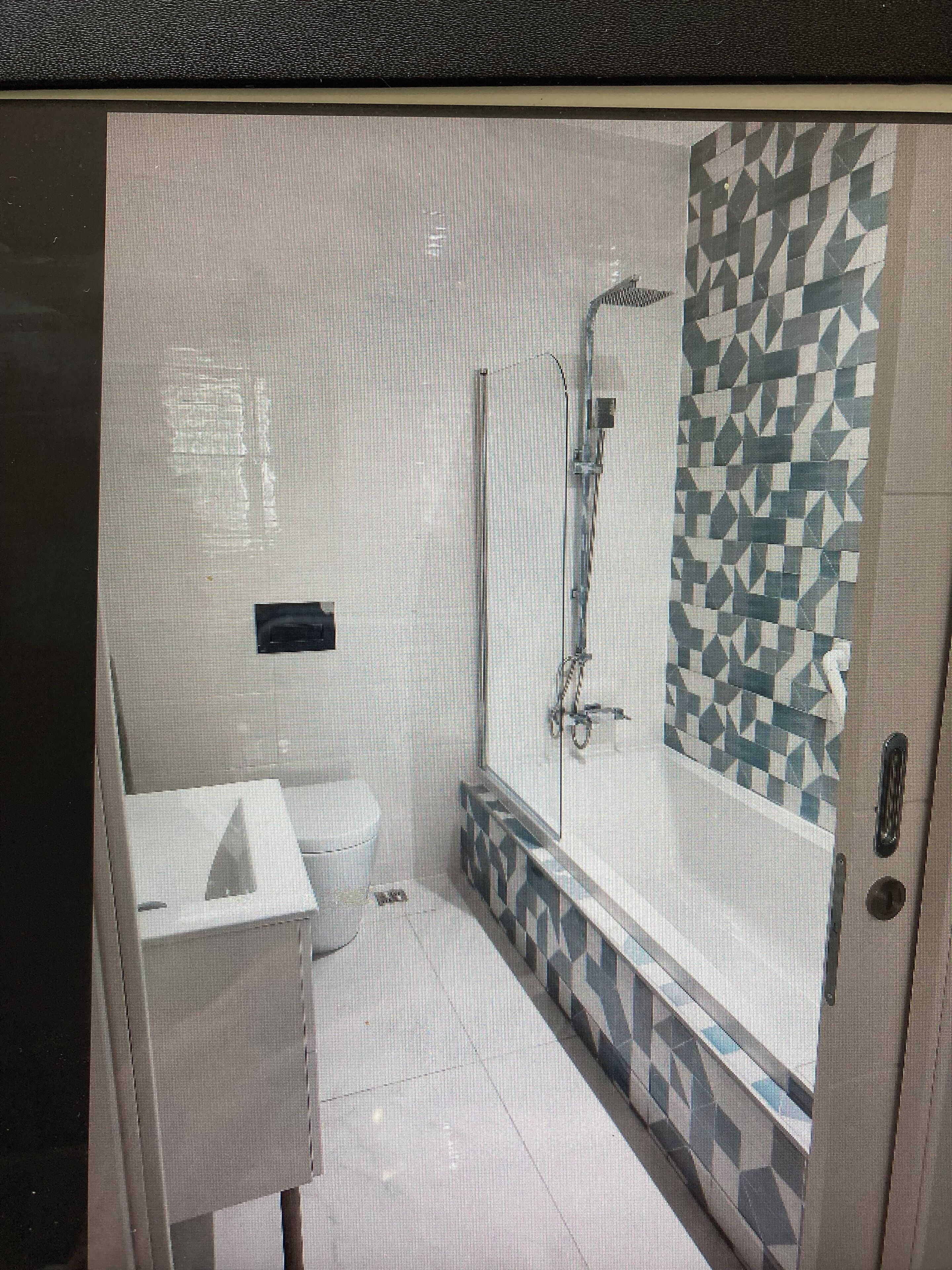 Suihku, hiustenkuivaaja, pyyhkeet, saippua