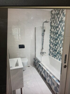 Een douche, een haardroger, handdoeken, zeep