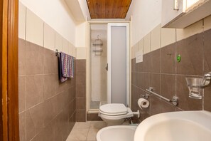 Een douche, een haardroger, handdoeken