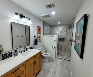 Regadera, secadora de cabello, toallas, jabón 