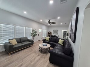 Smart TV, books - Casa Azul - Sleeps 10 (Junction)