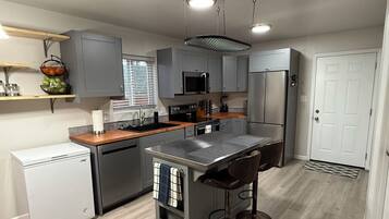 Micro-ondes, four, plaque de cuisson, lave-vaisselle