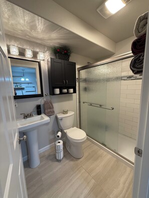 Dusche, Handtücher, Seife, Toilettenpapier