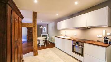 Réfrigérateur, micro-ondes, four, cafetiÚre/bouilloire