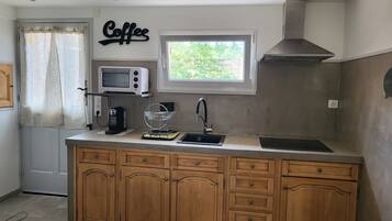 Een koelkast, een microgolfoven, een kookplaat