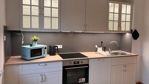Kaffetrakter/tekoker, kjøleskap, mikrobølgeovn og ovn