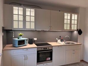 Réfrigérateur, four à micro-ondes, un four, surface de cuisson