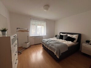 2 bedrooms, iron/ironing board, WiFi, bed sheets - Vacation apartment in Niestetal Heiligenrode (near SMA) with parking space and balcony (Niestetal)
