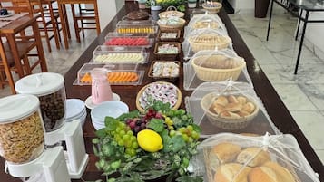 含每日吃到飽早餐