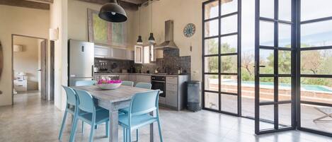 Frigorífic, forn, rentaplats i cafetera i tetera