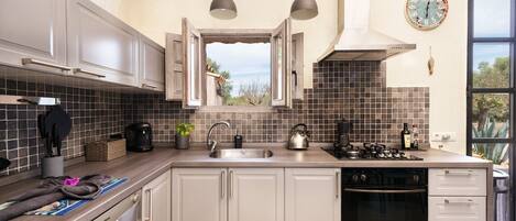 Een koelkast, een oven, een vaatwasser, een koffiezetapparaat/waterkoker