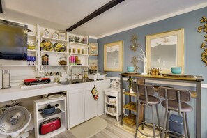 Fridge, microwave, coffee/tea maker, toaster - 1 Mi to Dtwn: Fayetteville Studio w/ Patio (Fayetteville)