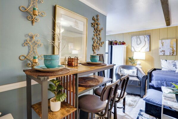 Interior - 1 Mi to Dtwn: Fayetteville Studio w/ Patio (Fayetteville)