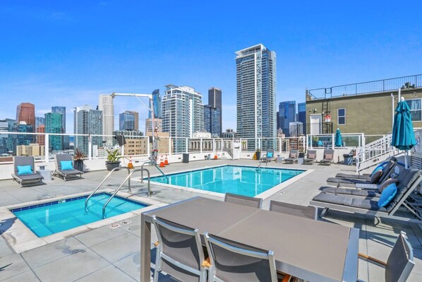 Pool - Stunning DTLA Gem 2bed w/ pool, gym, & parking (Los Angeles)