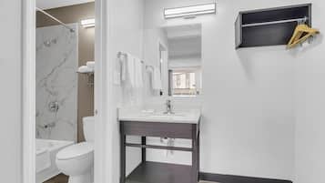 Ensemble douche/baignoire, articles de toilette gratuits