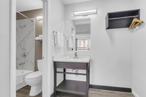 Combined shower/bathtub, free toiletries, towels
