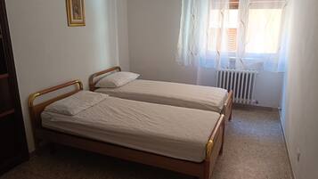 3 Schlafzimmer, Schreibtisch, Bügeleisen/Bügelbrett