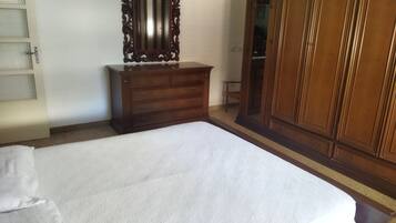 3 sovrum, skrivbord och strykjärn/strykbräda