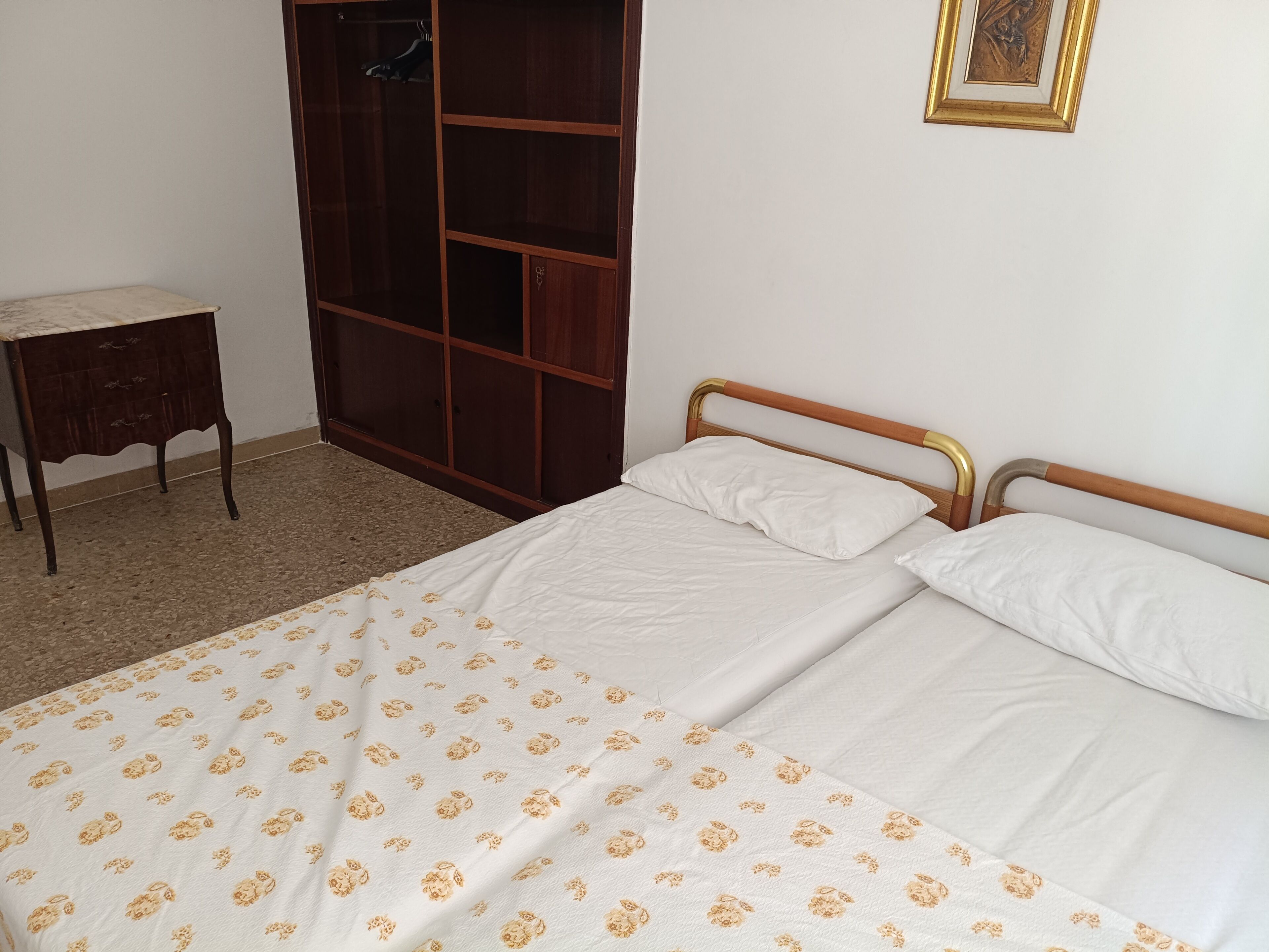 3 Schlafzimmer, Schreibtisch, Bügeleisen/Bügelbrett