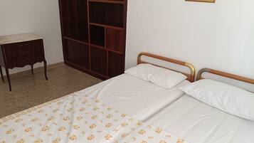 3 Schlafzimmer, Schreibtisch, Bügeleisen/Bügelbrett