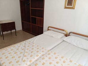 3 chambres, bureau, fer et planche à repasser