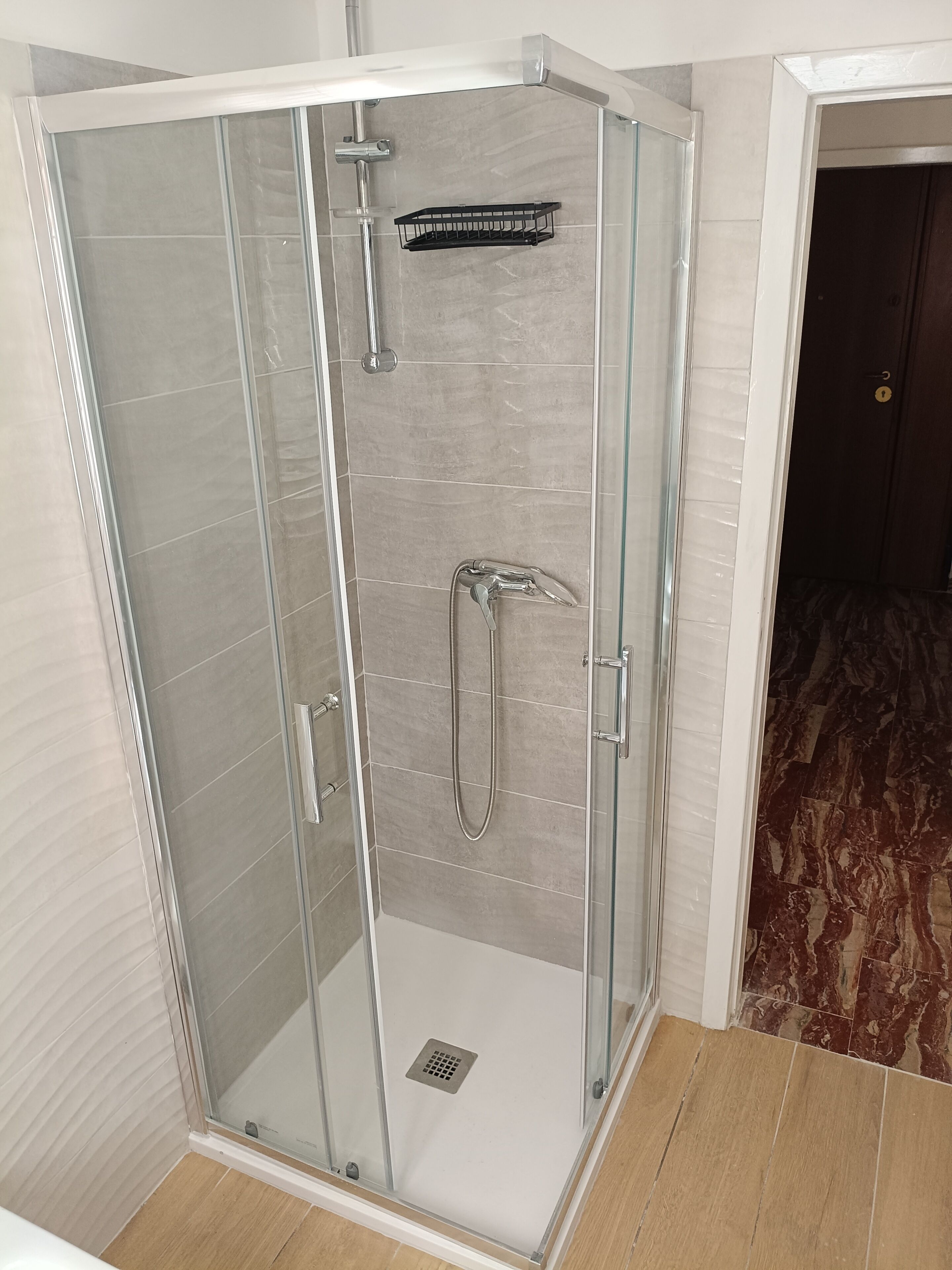 Secadora de cabello, bidet, papel de baño 