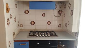 Kühlschrank, Ofen, Herdplatte, Wasserkocher mit Kaffee-/Teezubehör