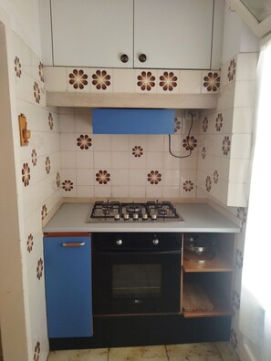 Refrigerador, horno, parrilla de estufa y cafetera y tetera