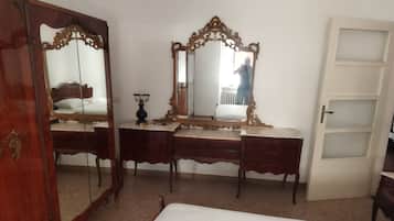 3 chambres, bureau, fer et planche Ă repasser