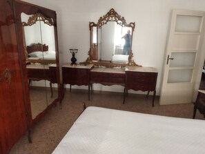 3 Schlafzimmer, Schreibtisch, Bügeleisen/Bügelbrett