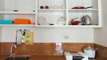 Kühlschrank, Geschirrspüler, Wasserkocher, Kochgeschirr/Geschirr/Besteck